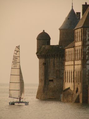 La grande mar&eacute;e apporte un bateau au pied des remparts du mont st michel