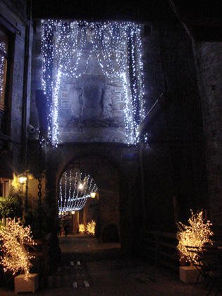 La grand rue du mont-saint-michel la nuit