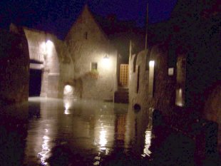 Les eaux franchissent les portes du  mont saint michel