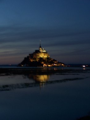Le  mt st michel entour&eacute; d'ea par garnde mar&eacute;e